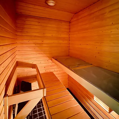 Apartamento Modern Two-bedroom With Sauna & Free Parking